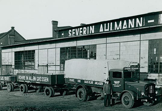 Severin Ahlmann-Betonindustrie位于比德尔斯多夫的民用工程生产厂，卡车、拖车以及司机Bruhn先生，1949年。