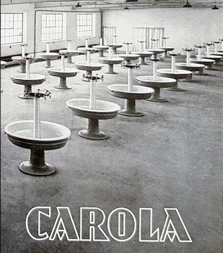 Carola 8号清洗池是卡尔舒特于20世纪30年代推出的一款成功产品，由搪瓷铸铁制造而成。
