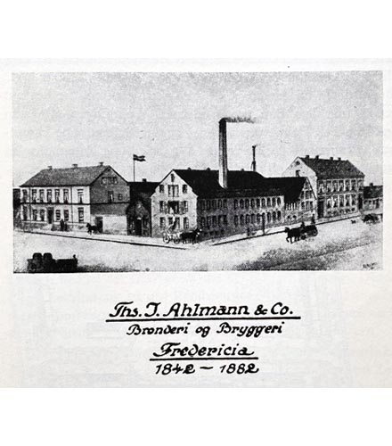 “Ahlmann & Co”——托马斯·约根·阿尔曼自1842年起一直使用该名称经营腓特烈西亚的酿酒厂和啤酒厂。